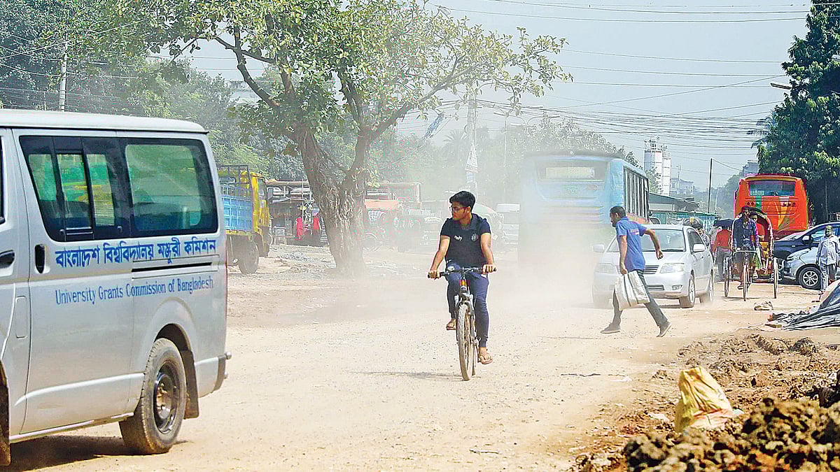 ধুলায় আচ্ছন্ন সড়ক। দূষিত হচ্ছে বায়ু। শীতের আগেই এবার রাজধানীতে বায়ুদূষণের মাত্রা বাড়ছে। গত রোববার পশ্চিম আগারগঁাও শেরেবাংলা নগর এলাকায়।  ছবি: সাবিনা ইয়াসমিন