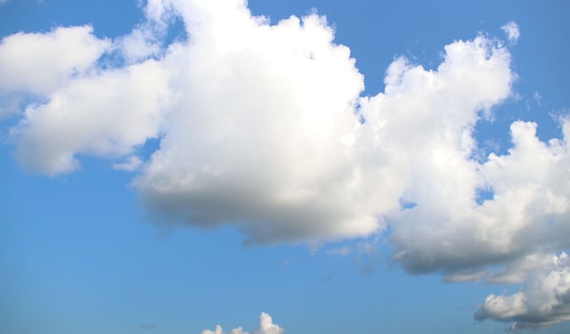 নীলের মাঝে সাদা মেঘের ভেলা