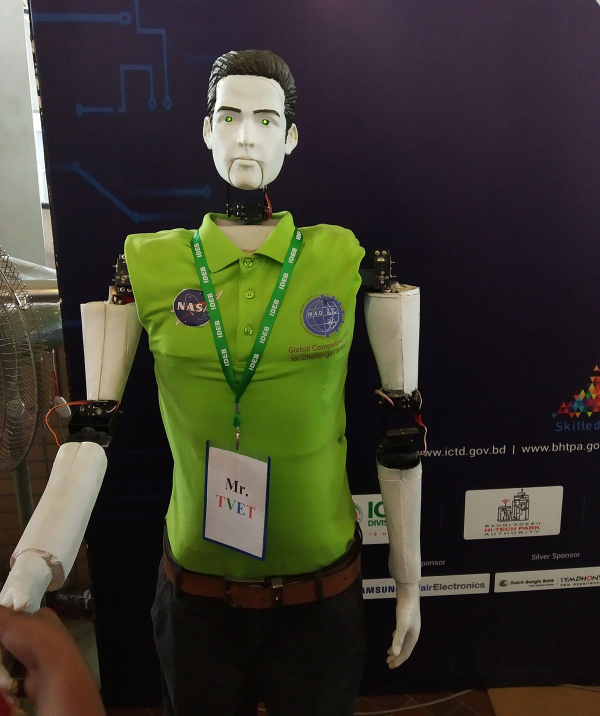 ডিজিটাল ডিভাইস অ্যান্ড ইনোভেশন এক্সপো ২০১৯ আয়োজনে প্রদর্শন করা হচ্ছে দেশি নানা রোবট। ছবি: প্রথম আলো