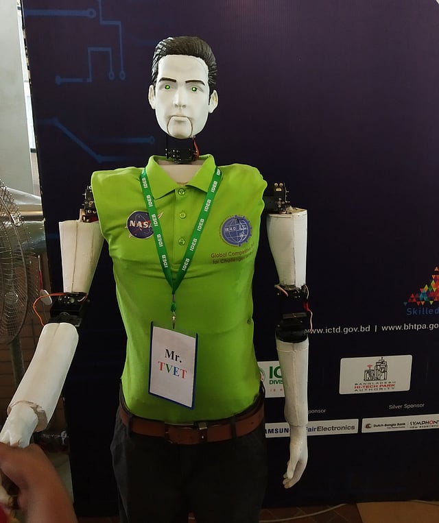 ডিজিটাল ডিভাইস অ্যান্ড ইনোভেশন এক্সপো ২০১৯ আয়োজনে প্রদর্শন করা হচ্ছে দেশি নানা রোবট। ছবি: প্রথম আলো