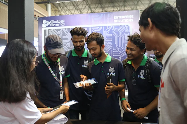 মেলায় তরুণ দর্শনার্থীদের সংখ্যাই বেশি
