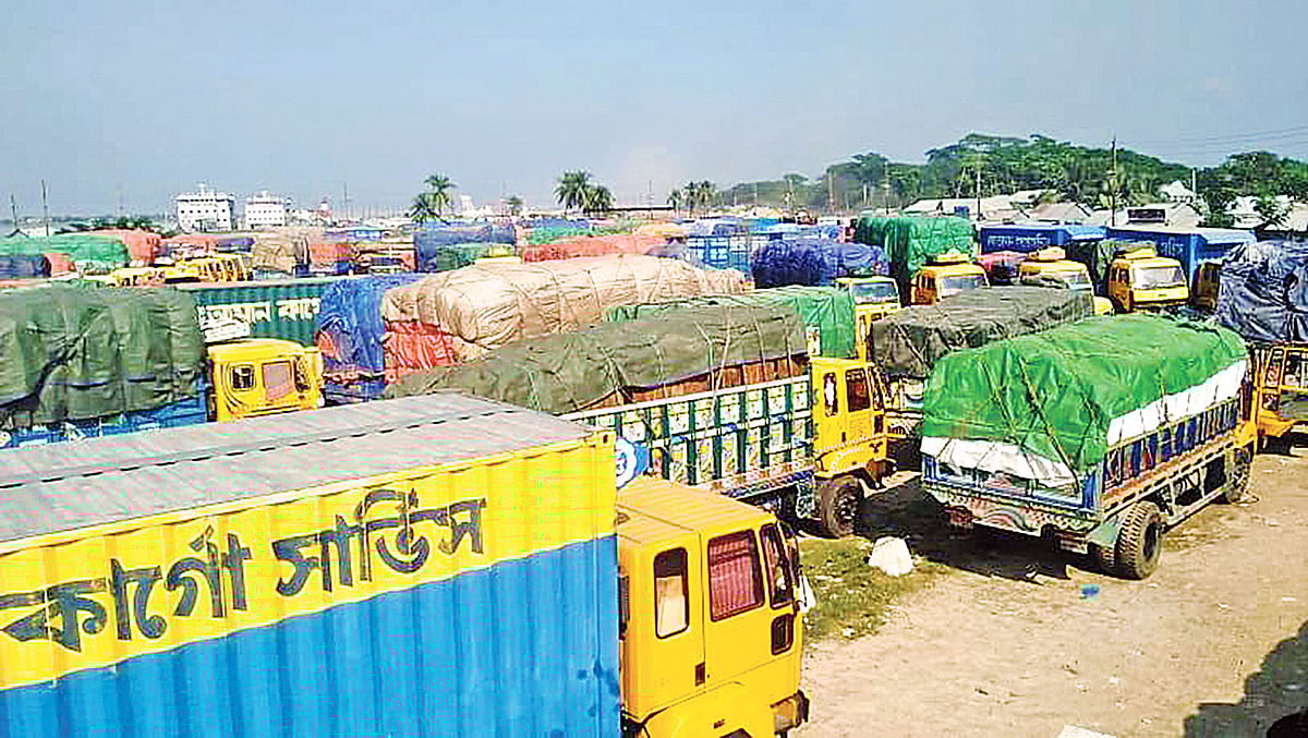 মাদারীপুরের কাঁঠালবাড়ি ও মুন্সিগঞ্জের শিমুলিয়া নৌপথে নাব্যতা–সংকটে টানা কয়েক দিন ব্যাহত হচ্ছে ফেরি চলাচল। ফলে উভয় ঘাটেই আটকে আছে কয়েক শ যানবাহন। গতকাল বিকেলে মাদারীপুরের কাঁঠালবাড়ি ঘাটে। ছবি: প্রথম আলো