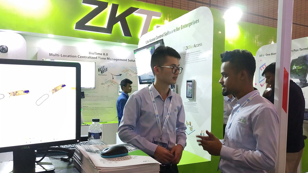 মেলা ঘিরে নানা প্রযুক্তি পণ্য প্রদর্শণ করা হচ্ছে। ছবি: প্রথম আলো।