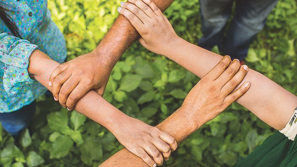 পারস্পরিক শ্রদ্ধা, সহমর্মিতার হাত বাড়িয়ে সহনশীলতার পরিচয় দিতে পারেন। হোক না তা আপনার মতের সঙ্গে অমিল। ছবি: কবির হোসেন