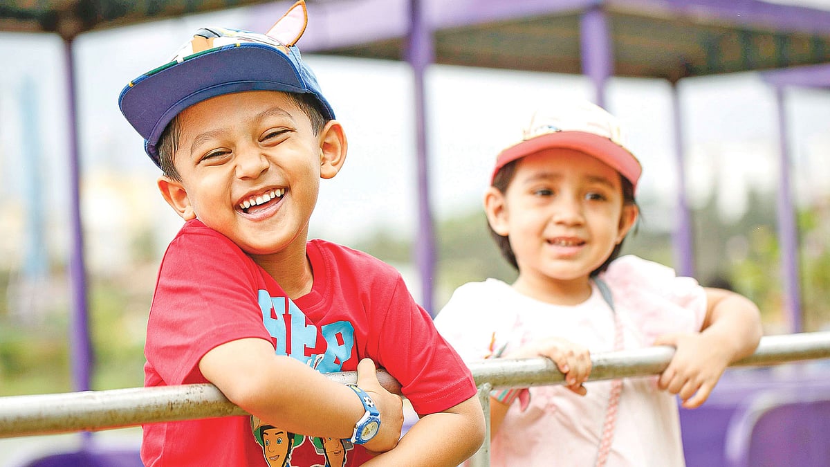 সন্তান কোথায় খেলছে, কাদের সঙ্গে খেলছে সে সম্পর্কে অবগত থাকুন। ছবি: অধুনা