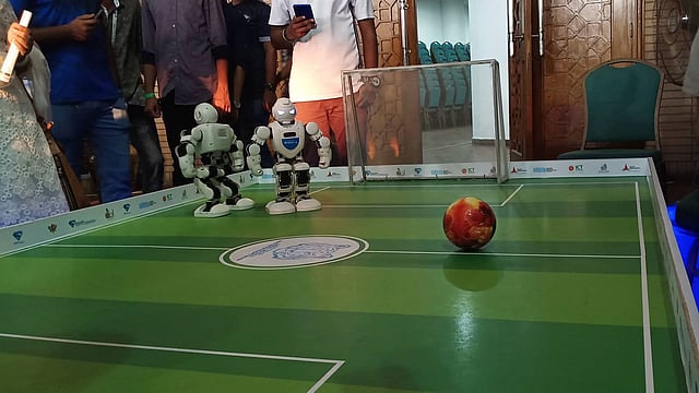 ফুটবলার রোবট। মেলা ঘিরে এমন অনেক রোবটের দেখা মিলবে। ছবি: প্রথম আলো।