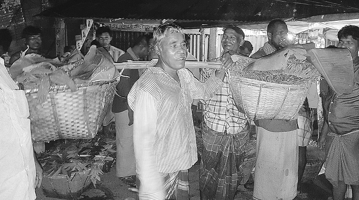 বাজারে পান নিয়ে আসা এক চাষি। ৮ অক্টোবর রাত দেড়টায় বাঁশখালী প্রধান সড়কের নাপোড়া বাজারে। প্রথম আলো