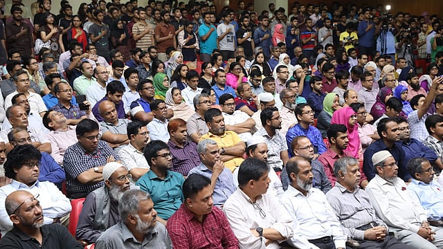 শিক্ষকেরা মিলনায়তনে উপস্থিত থাকলেও শপথে অংশ নেননি। বুয়েট, ঢাকা, ১৬ অক্টোবর। ছবি: সাইফুল ইসলাম