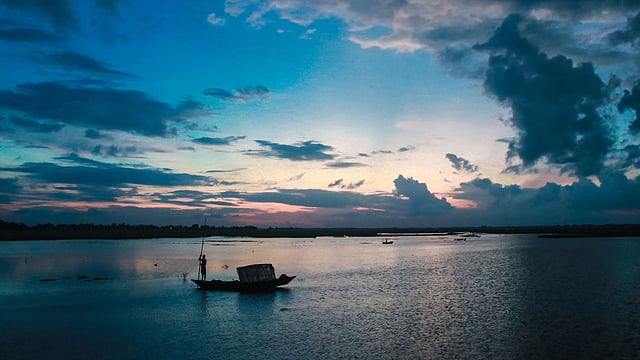 সাঁঝের মায়ায় ছইওয়ালা নাও