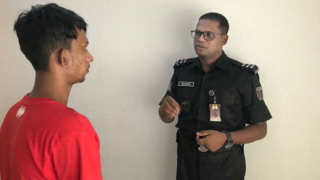 সাইবার অপরাধের অভিযোগে আটক মাহফুজুর রহমান ওরফে নবীন (বাঁয়ে)। ছবি: র্যাবের সৌজন্যে
