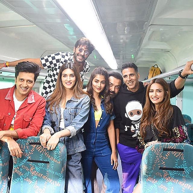 ট্রেনের কামরায় ‘হাউসফুল ফোর’ টিম। ছবি: ইনস্টাগ্রাম থেকে নেওয়া