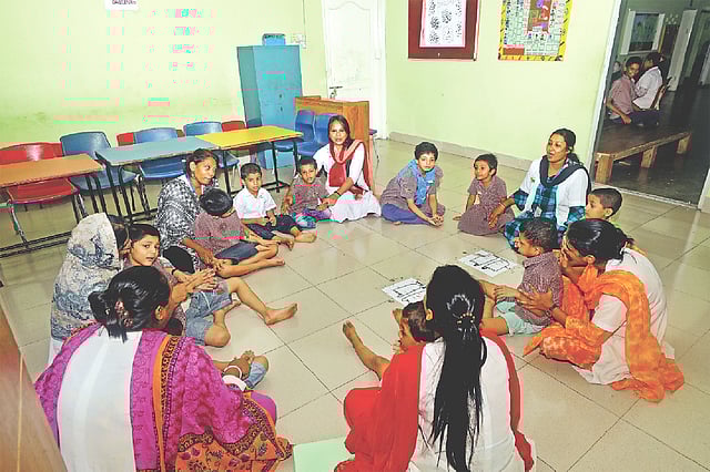 বিদ্যালয়ের শিশুদের জন্য রয়েছে আনন্দময় পরিবেশ।  প্রথম আলো