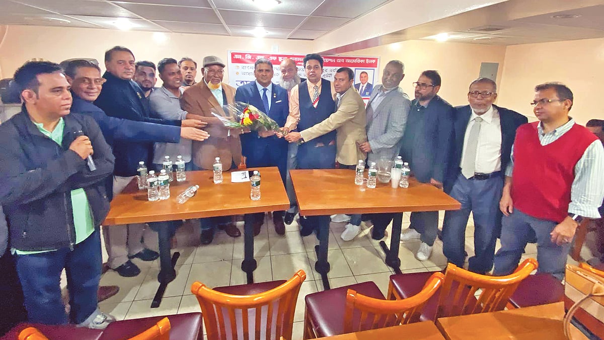 অনুষ্ঠানে সাবেক কৃতি খেলোয়াড় ও সংগঠক আবদুর রকিবকে ফুলেল শুভেচ্ছা জানান হয়