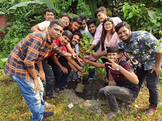 আবরার ফাহাদের বিদেহী আত্মার মাগফিরাতের জন্য বৃক্ষরোপণ কর্মসূচি পালন করেছেন গণ বিশ্ববিদ্যালয়ের শিক্ষার্থীরা। ছবি: সংগৃহীত
