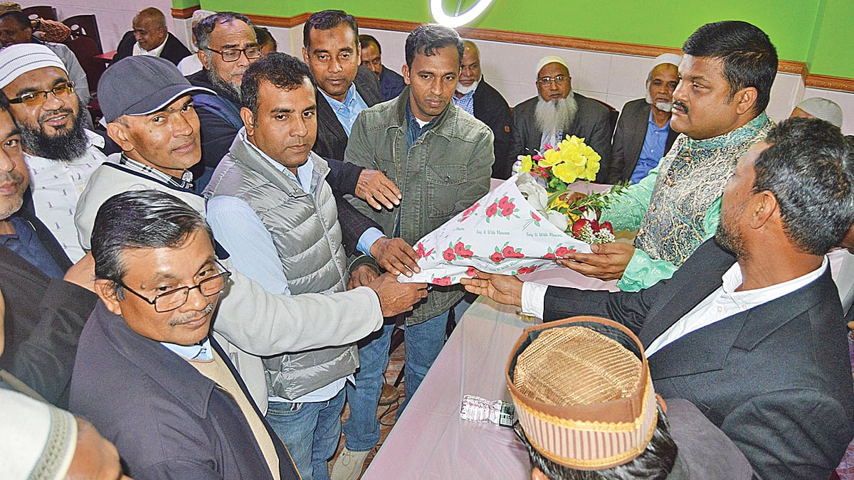 সাংসদকে ফুল দিয়ে শুভেচ্ছা জানান প্রবাসিরা