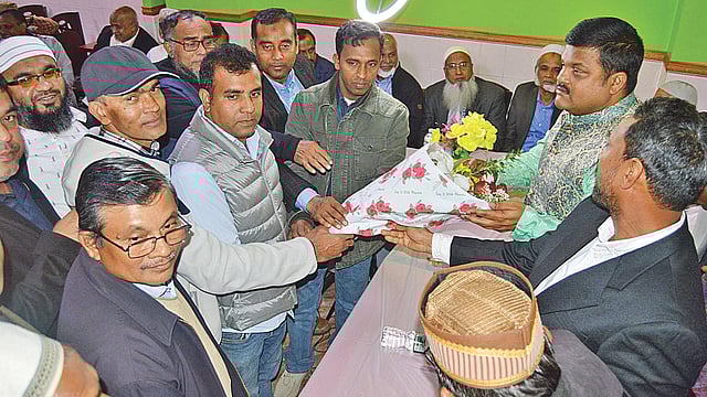 সাংসদকে ফুল দিয়ে শুভেচ্ছা জানান প্রবাসিরা