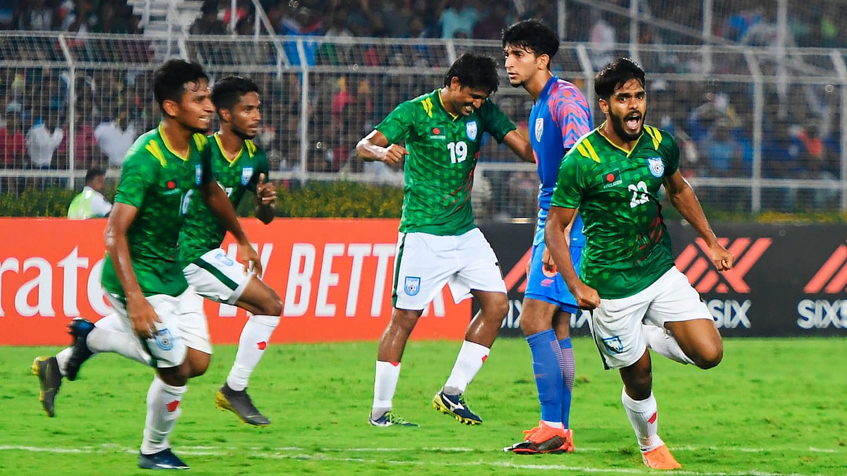 বাংলাদেশের ফুটবলে সুদিন ফেরানোর ইঙ্গিত দিচ্ছেন সাদ উদ্দিন-জামাল ভূঁইয়ারা। ছবি: এএফপি