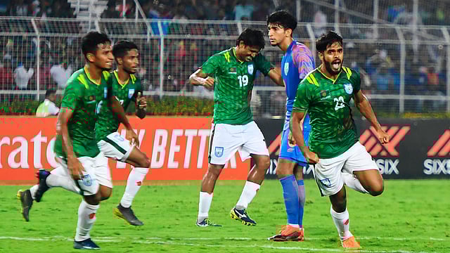 বাংলাদেশের ফুটবলে সুদিন ফেরানোর ইঙ্গিত দিচ্ছেন সাদ উদ্দিন-জামাল ভূঁইয়ারা। ছবি: এএফপি