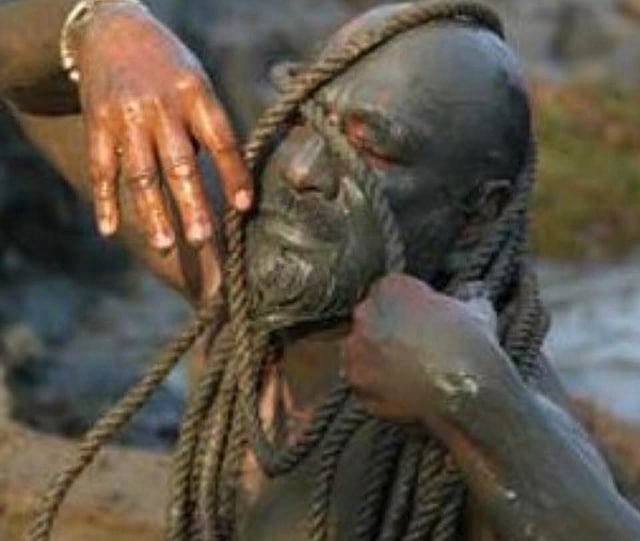 শিল্পকর্মে মিশে যেতেন কালিদাস কর্মকার। ছবি: ফেসবুক থেকে নেওয়া।