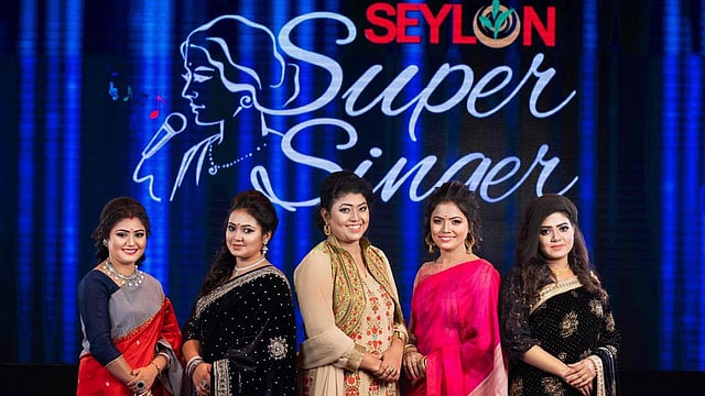 সিলন সুপার সিঙ্গারের গ্র্যান্ড ফিনালেতে জায়গা করে নেওয়া সেরা পাঁচ প্রতিযোগী। তাঁদের মধ্যে আছেন সুমনা রহমান, দীপ্তি সরকার, প্রিয়াঙ্কা দাশ, ফাহমিদা নাসরিন প্রীতি ও শায়নি শিঞ্জন। ছবি: সংগৃহীত