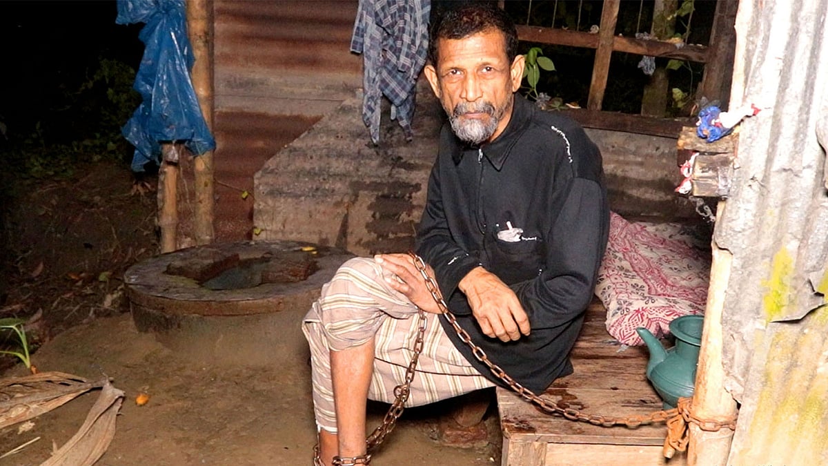 বাবাকে বছরের পর শিকলবন্দী করে টয়লেটে রেখেছিলেন ছেলে ও তাঁর পরিবার। ছবি: নাজমুল হাসান