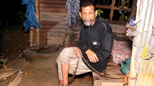 বাবাকে বছরের পর শিকলবন্দী করে টয়লেটে রেখেছিলেন ছেলে ও তাঁর পরিবার। ছবি: নাজমুল হাসান