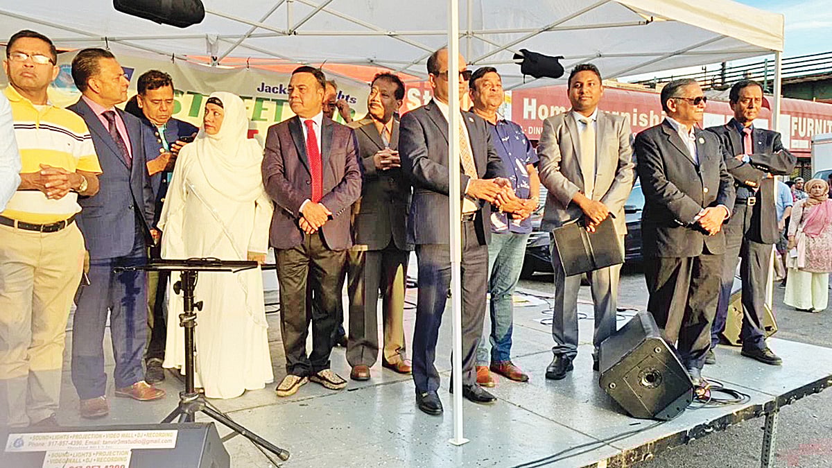 মেলার মঞ্চে আয়োজক ও অতিথিরা