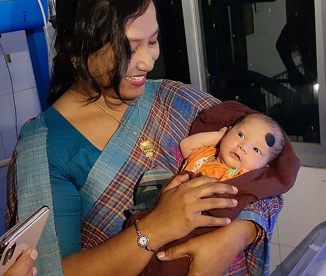 পঞ্চগড় সদর হাসপাতালে শিশুটিকে দেখতে যান জেলা প্রশাসক সাবিনা ইয়াসমিন। ছবি: প্রথম আলো