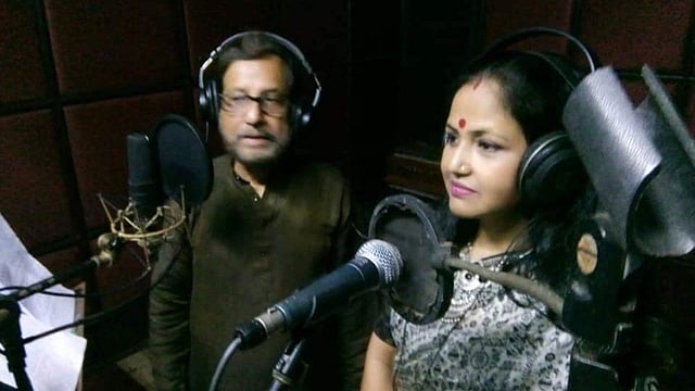 রেকর্ডিং স্টুডিওতে আসাদুজ্জামান নূর ও ডালিয়া বসু সাহা। ফেসবুক থেকে নেওয়া।