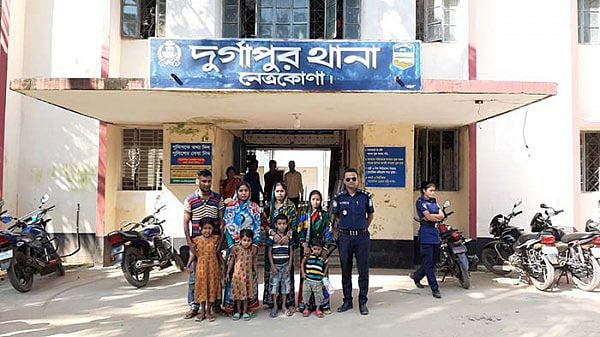 আটক আট বাংলাদেশিকে ফেরত দিয়েছে বিএসএফ। ছবিটি দুর্গাপুর থানা-পুলিশের ফেসবুক থেকে নেওয়া