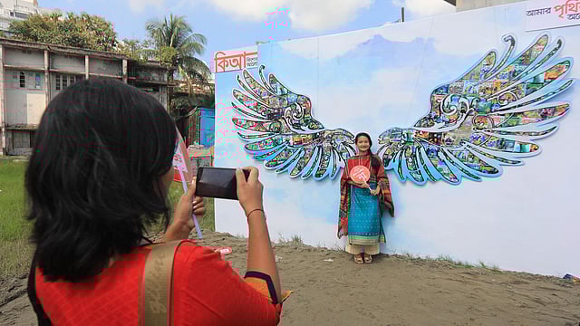 উৎসবের ফাঁকে ছবি তুলছেন অতিথিরা। ছবি: জুয়েল শীল