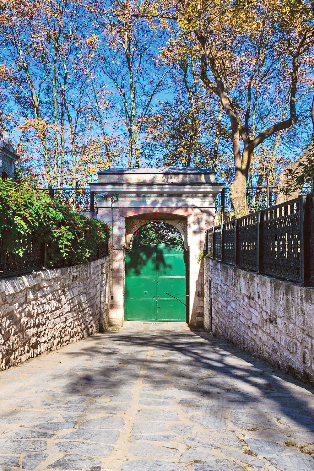 চতুর্থ চত্বরের উত্তর দিকের ছোট সাধারণ গেট। এই গেট দিয়ে একমাত্র সুলতান ছাড়া আর কারও প্রবেশ বা বের হওয়ার অনুমতি ছিল না। মাঝে মাঝে রাতের বেলায় সুলতান ছদ্মবেশে এই দরজা দিয়ে ইস্তানবুলের সাধারণ মানুষের জনজীবন দেখতে বেরুতেন।