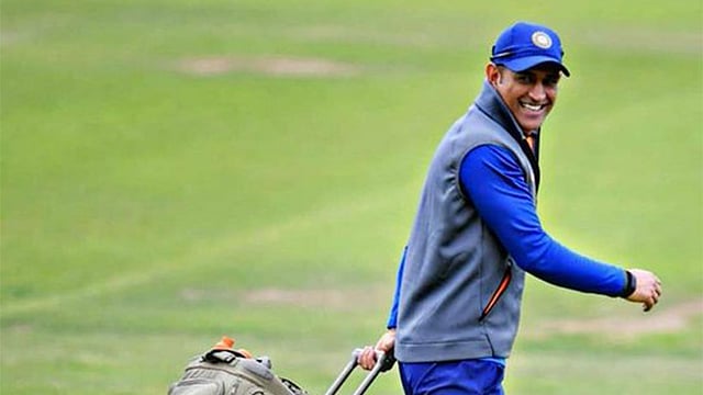 বিসিসিআই সভাপতি হয়েই ধোনি প্রসঙ্গে কথা বলতে হয়েছে সৌরভ গাঙ্গুলিকে। ফাইল ছবি