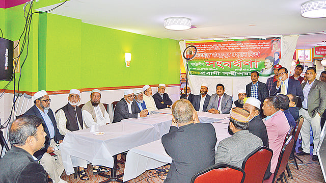 সংবর্ধনা অনুষ্ঠানে মাহফুজুর রহমানের সঙ্গে আয়োজক ও অতিথিরা