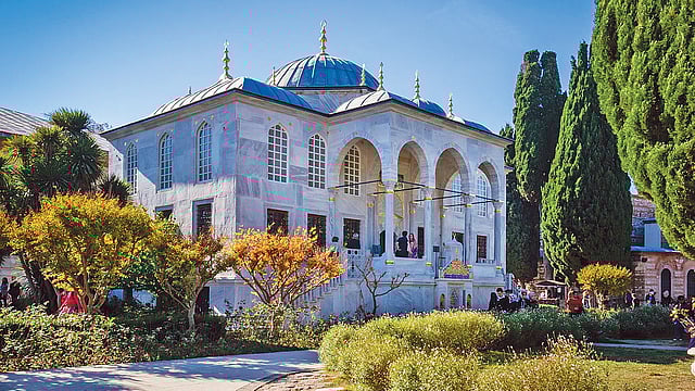 সুলতান তৃতীয়-এর গ্রন্থাগার। দর্শনার্থী কক্ষের ঠিক পেছনে, তৃতীয় চত্বরের মাঝখানে সুন্দর এই নিও-ক্লাসিকাল ভবনটি। এটি নির্মাণ হয়েছিল ১৭১৯ সালে। এখানে হজরত ওসমান (রা.)-এর সময়ের পবিত্র কোরআনসহ প্রায় ৩ হাজার ৫০০ ঐতিহাসিক পাণ্ডুলিপি সংরক্ষিত আছে।