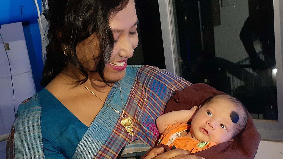 কুড়িয়ে পাওয়া নবজাতকটিকে পঞ্চগড় সদর হাসপাতালে কোলে নিয়ে আদর করছেন জেলা প্রশাসক সাবিনা ইয়াসমিন। ছবি: প্রথম আলো