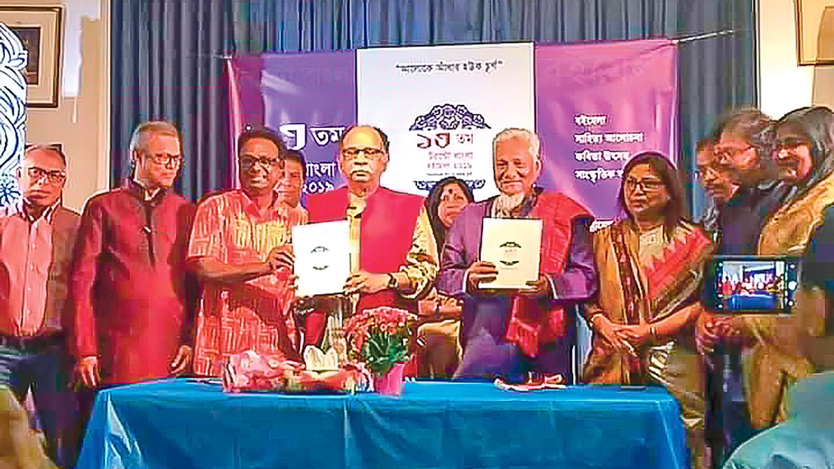 কানাডায় ১৩তম টরন্টো বাংলা বইমেলায় বাংলা একাডেমির মহাপরিচালক কবি হাবীবুল্লাহ সিরাজী (বাঁ থেকে চতুর্থ), কবি আসাদ চৌধুরীসহ অন্য অতিথিরা। ছবি: সংগৃহীত