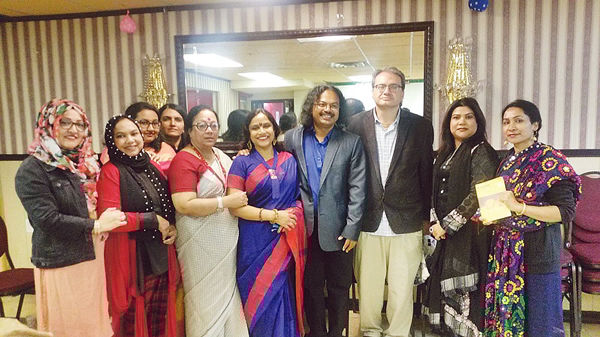 প্রকাশনা উৎসবে অতিথিদের সঙ্গে ‘কনটেমপোরারি বাংলাদেশি পোয়েট্রি’ গ্রন্থের অনুবাদক কবি হাসানআল আবদুল্লাহ