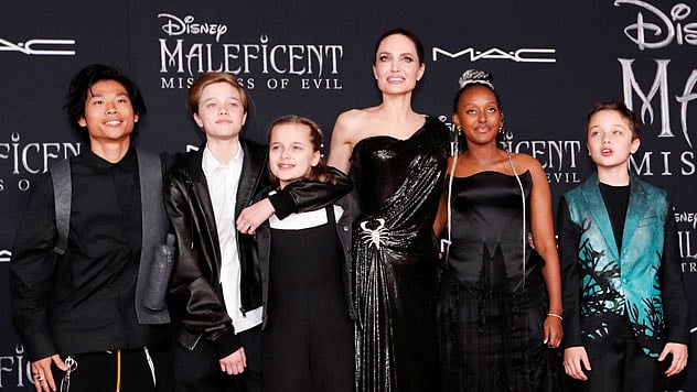 ‘ম্যালেফিসেন্ট: মিসট্রেস অব এভিল’ ছবির প্রিমিয়ারে সন্তানদের সঙ্গে অ্যাঞ্জেলিনা জোলি। ছবি: রয়টার্স