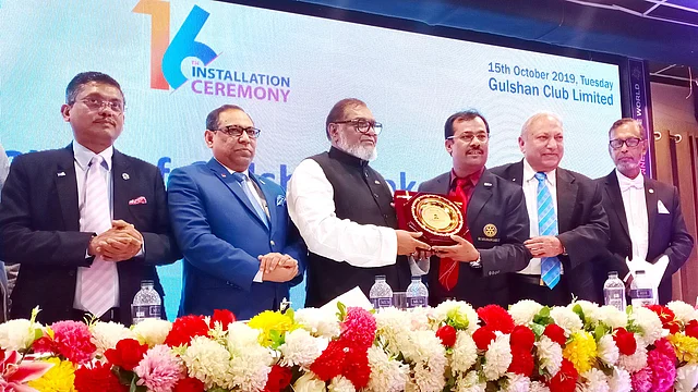 মানবাধিকার ও সমাজসেবায় অসামান্য অবদান রাখায় মো. রিয়াজ উদ্দিনকে বিশেষ সম্মাননা দেওয়া হয়েছে। ছবি: সংগৃহীত