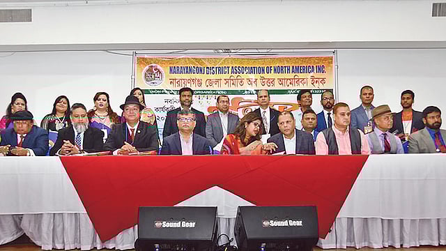 নারায়ণগঞ্জ জেলা সমিতির ৩০ বছর পূর্তি ও অভিষেক অনুষ্ঠানে অতিথি, নতুন এবং পুরোনো কমিটির সদস্যরা