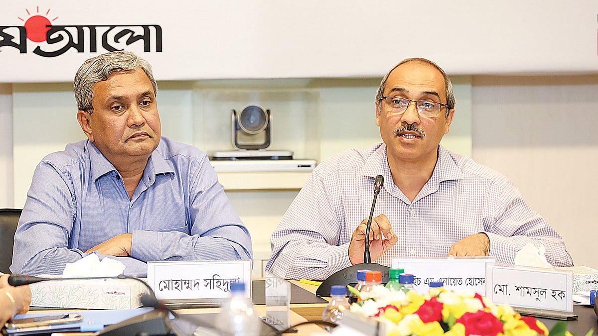 গোলটেবিল বৈঠকে বক্তব্য দেন স্বাস্থ্য অধিদপ্তরের অতিরিক্ত মহাপরিচালক এ এইচ এম এনায়েত হোসেন। পাশে বিএমডিসির সভাপতি মোহাম্মদ সহিদুল্লা। ছবি: প্রথম আলো