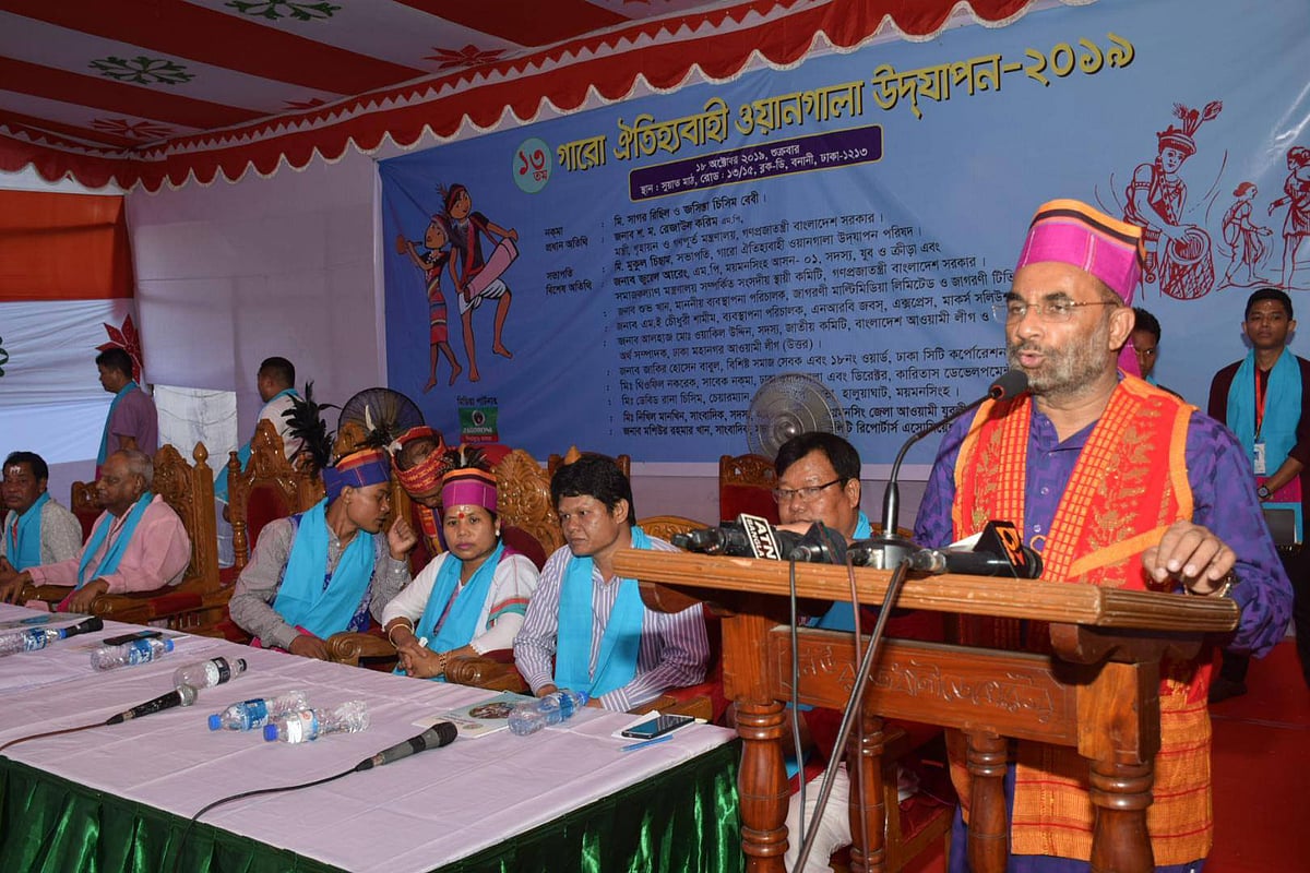 রাজধানীর বনানীতে গারো সম্প্রদায়ের ঐতিহ্যবাহী ওয়ানগালা উৎসব উদযাপন অনুষ্ঠানে বক্তব্য দিচ্ছেন গণপূর্তমন্ত্রী শ ম রেজাউল করিম। ছবি: বাসস