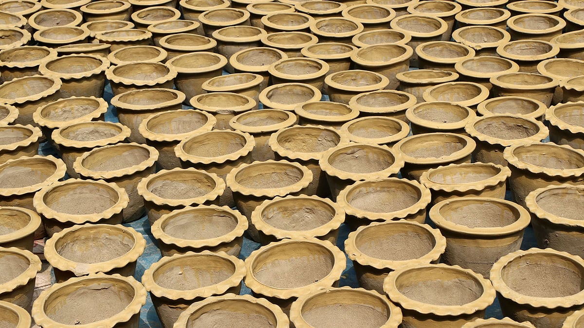 রোদে শুকানো হচ্ছে টব