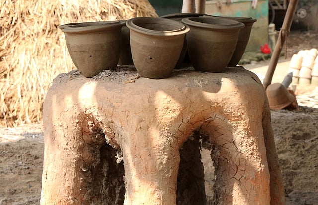 ভাটায় পোড়ানোর জন্য রাখা হচ্ছে মাটির টব