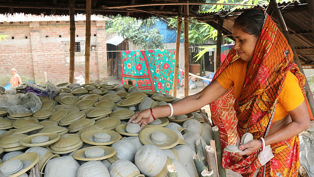 কাজ শেষে গুছিয়ে রাখা হচ্ছে মাটির পাত্র