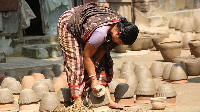 রোদে শুকানো টব ভাটায় পোড়াতে নিয়ে যাওয়া হচ্ছে