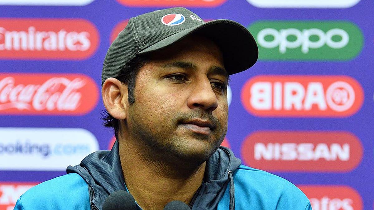 অধিনায়কত্ব হারিয়েছেন সরফরাজ, এতে অসন্তুষ্ট তাঁর স্ত্রী। ছবি: এএফপি