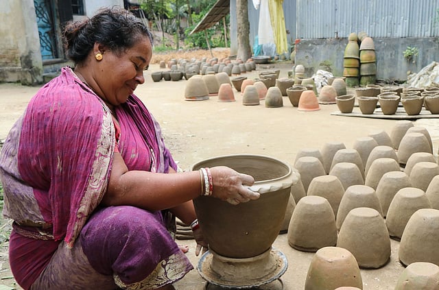 টব তৈরিতে মগ্ন এক নারী