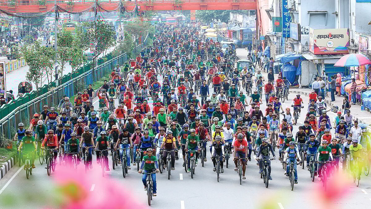রাজধানীতে বিজয় দিবসের সাইকেল শোভাযাত্রায় বিডিসাইক্লিস্টসের সদস্যরা। ছবি: সাবিনা ইয়াসমিন